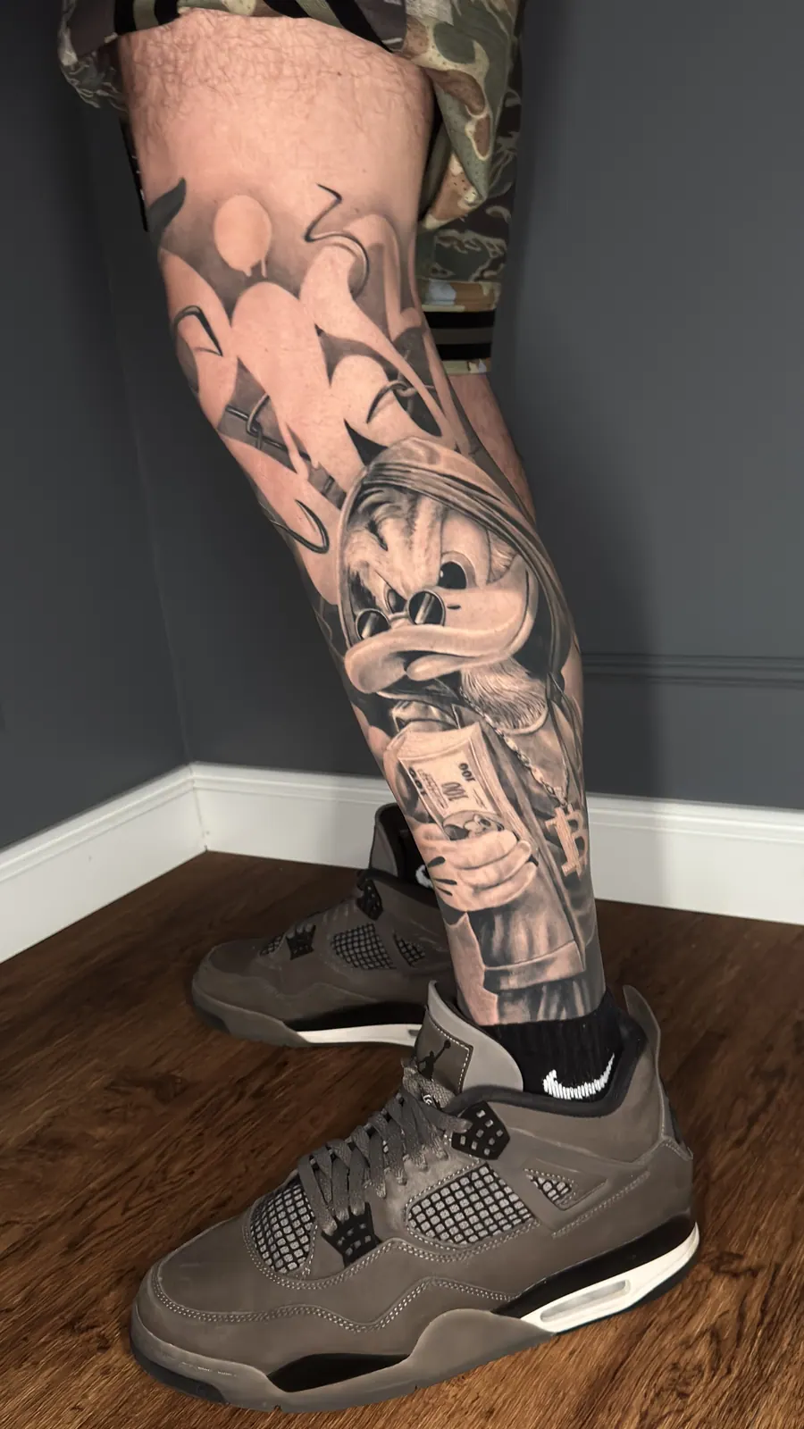 Tatuaje cicatrizado: Comic Bein-Sleeve, tatuado por A-Dem