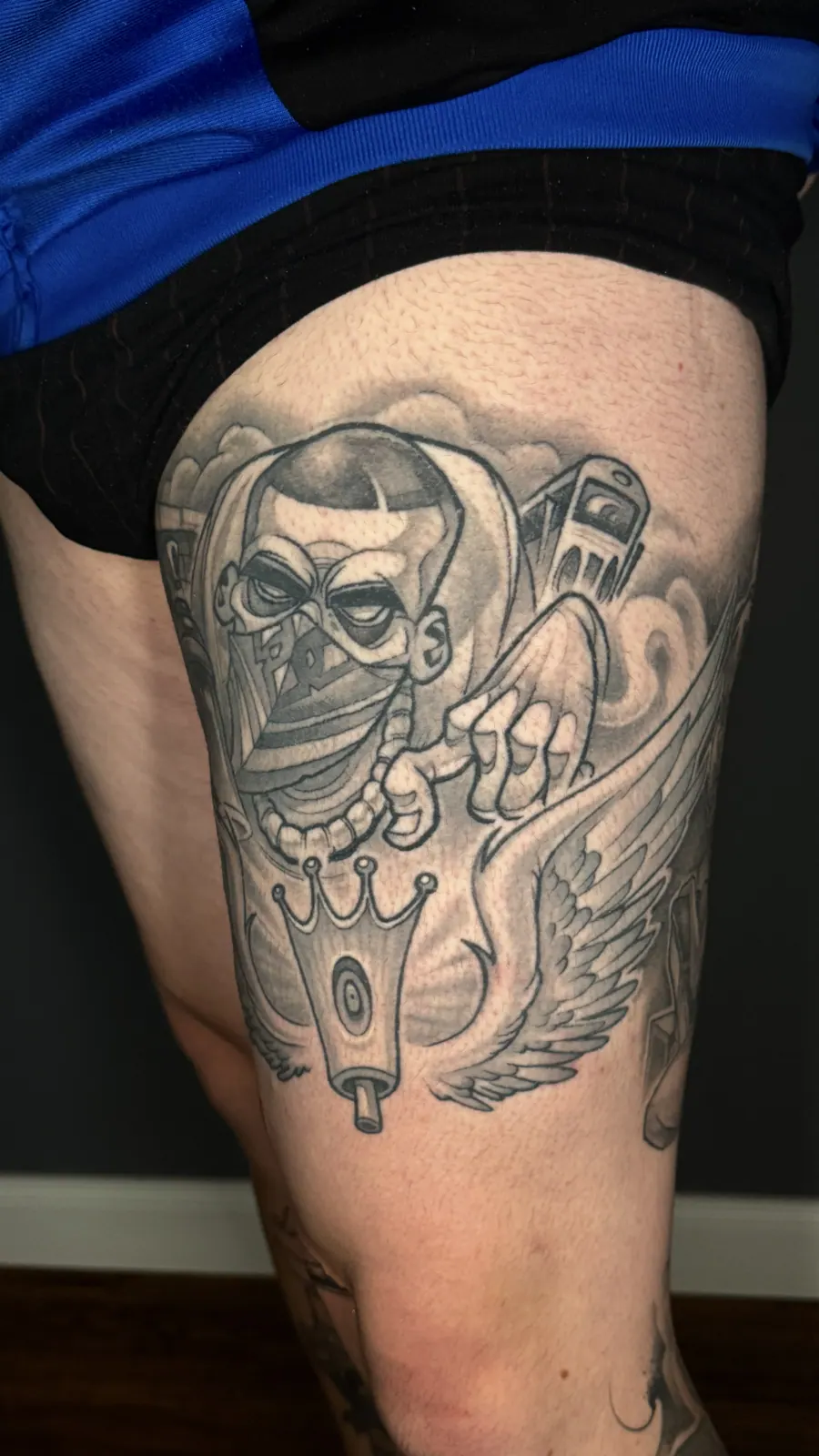 Tatuaje cicatrizado: Comic Gangster, tatuado por A-Dem