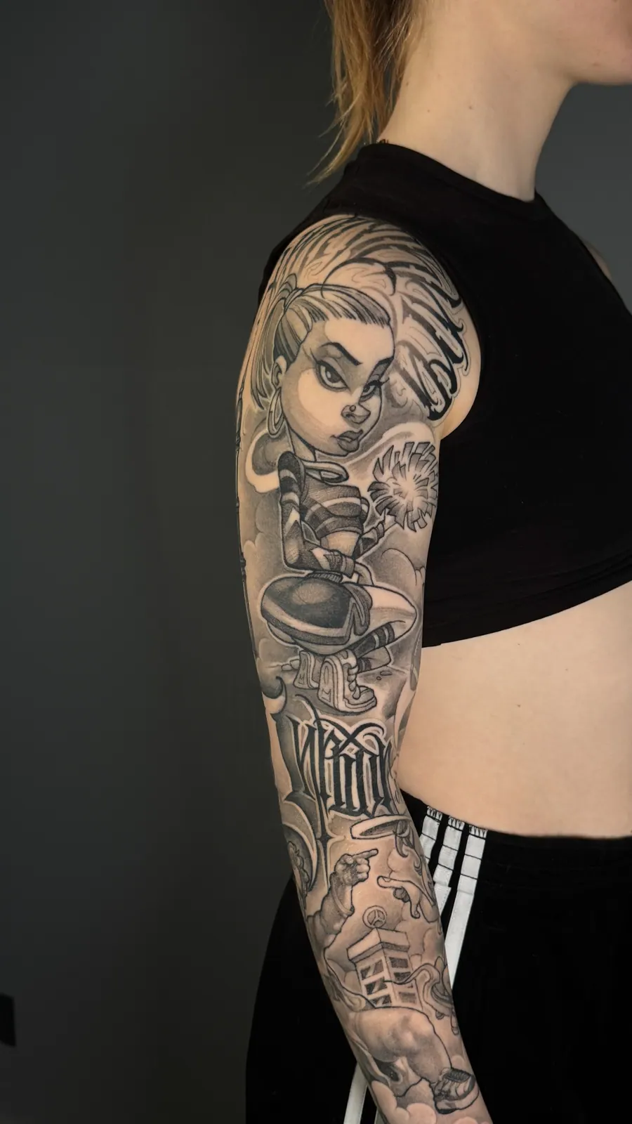 Tatuaje cicatrizado: Graffiti Girl Sleeve, tatuado por A-Dem