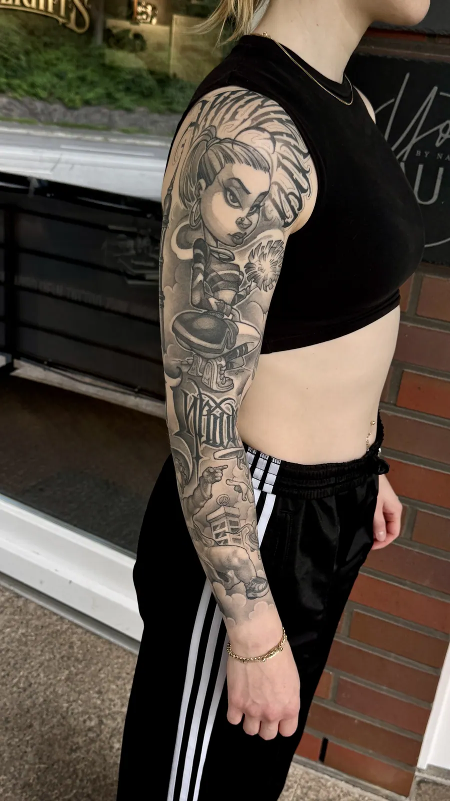 Tatuaje cicatrizado: Graffiti Girl Sleeve, tatuado por A-Dem