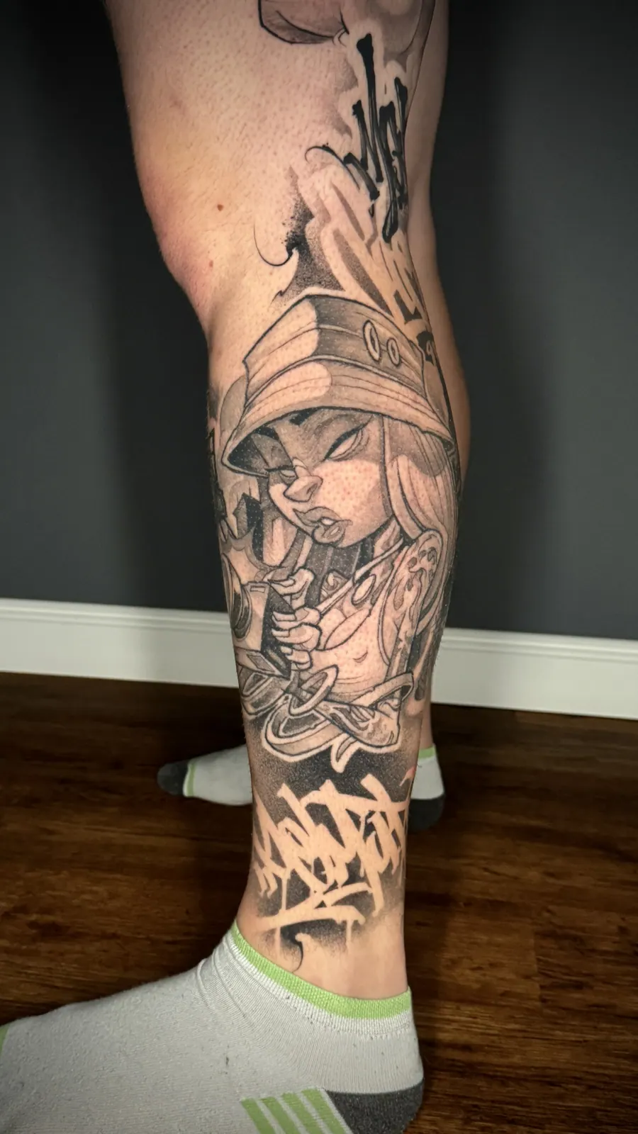 Tatuaje cicatrizado: Graffiti Wade, tatuado por A-Dem