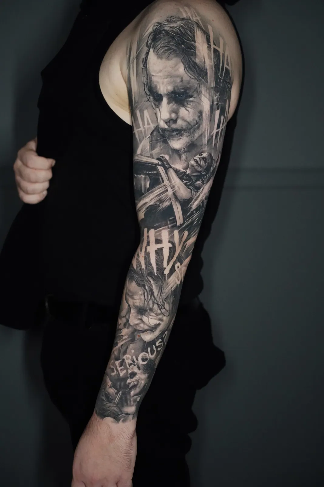 Tatuaje cicatrizado: Joker Sleeve, tatuado por A-Dem