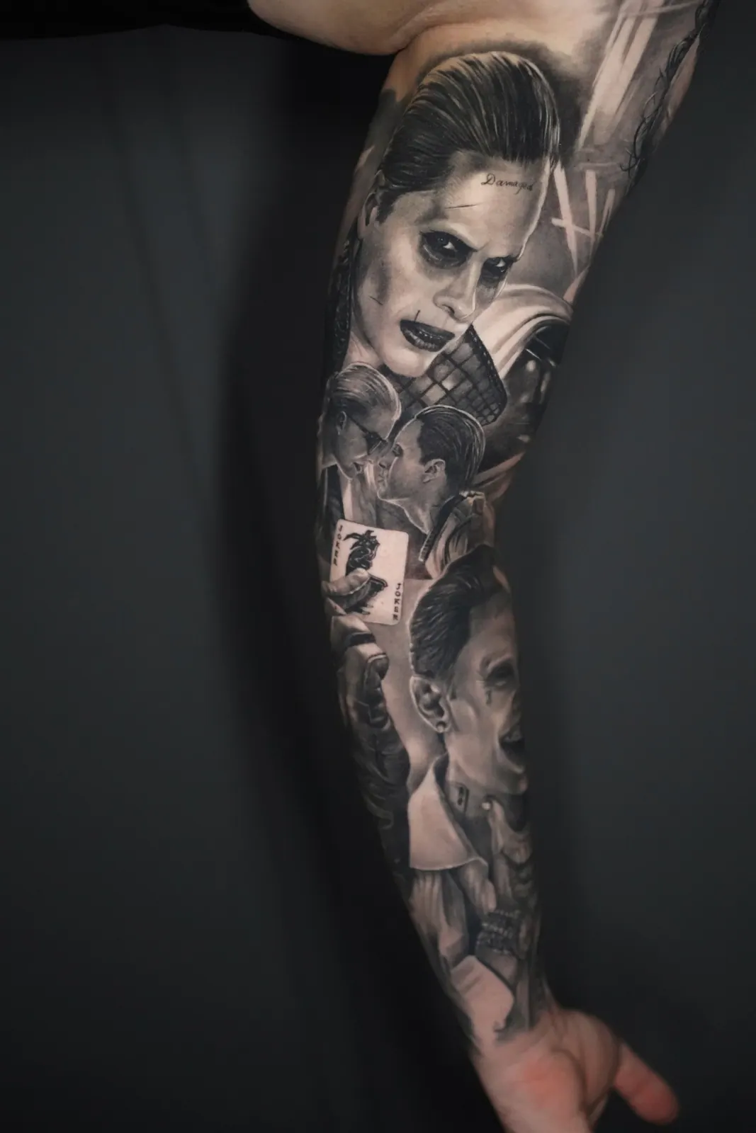 Tatuaje cicatrizado: Joker Sleeve, tatuado por A-Dem