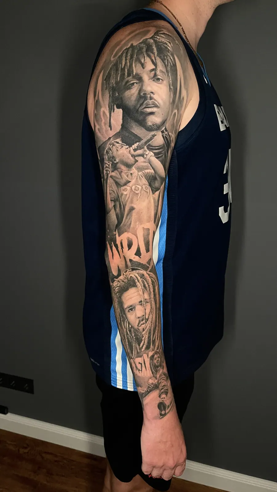 Tatuaje cicatrizado: Rapper Sleeve, Juice WRLD, tatuado por A-Dem