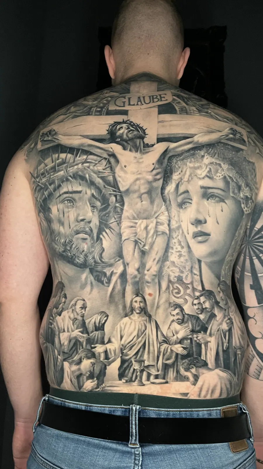 Tatuaje cicatrizado: Religiöses Backpiece, tatuado por A-Dem