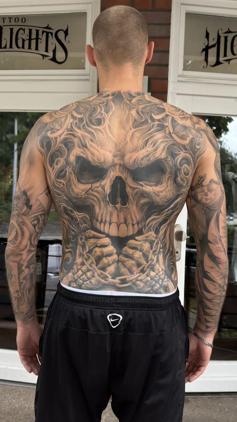 Tatuaje cicatrizado: Totenkopf Backpiece, tatuado por A-Dem