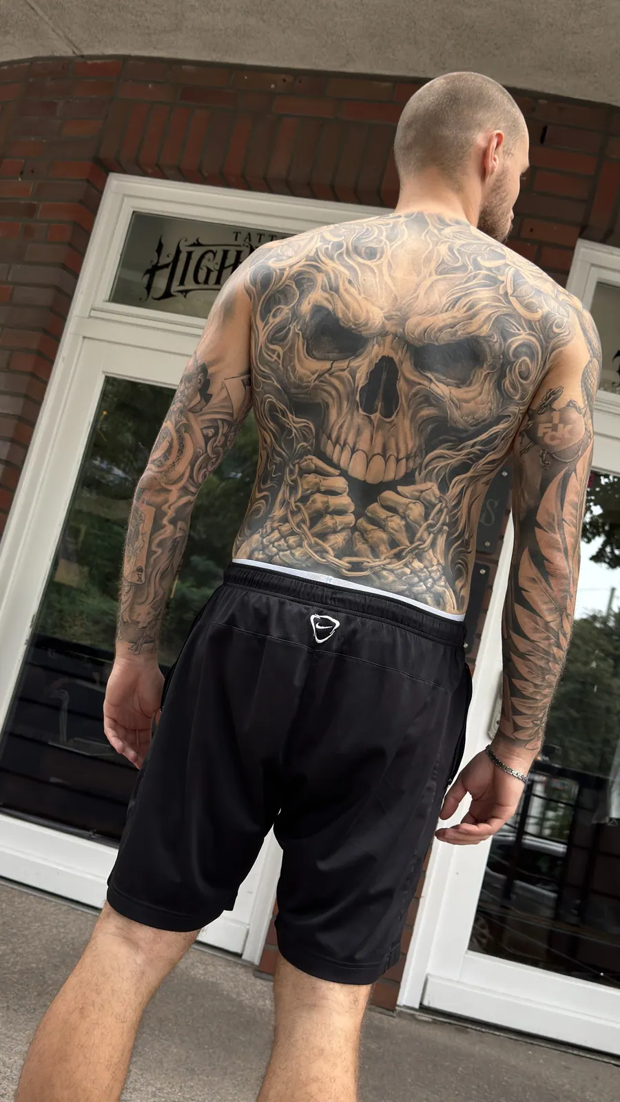 Tatuaje cicatrizado: Totenkopf Backpiece, tatuado por A-Dem