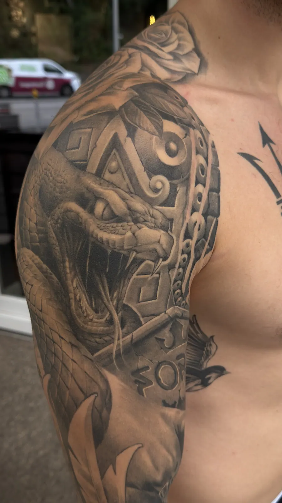 Tatuaje cicatrizado: Totenkopf Schulter, tatuado por A-Dem