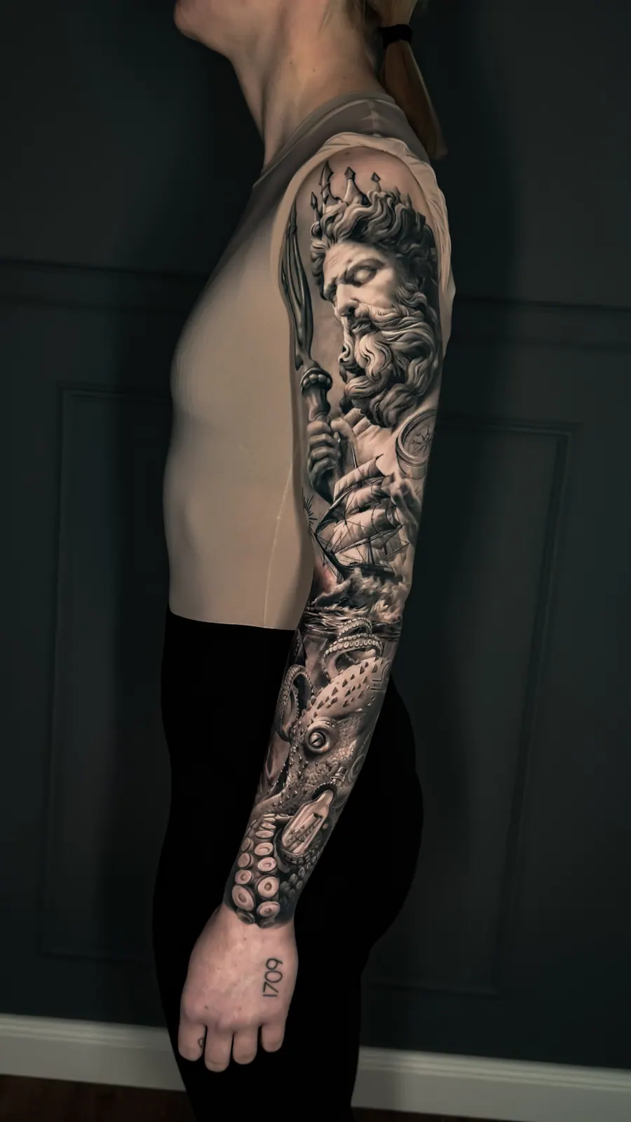 Tatuaje cicatrizado: Zeus Sleeve, tatuado por Paco