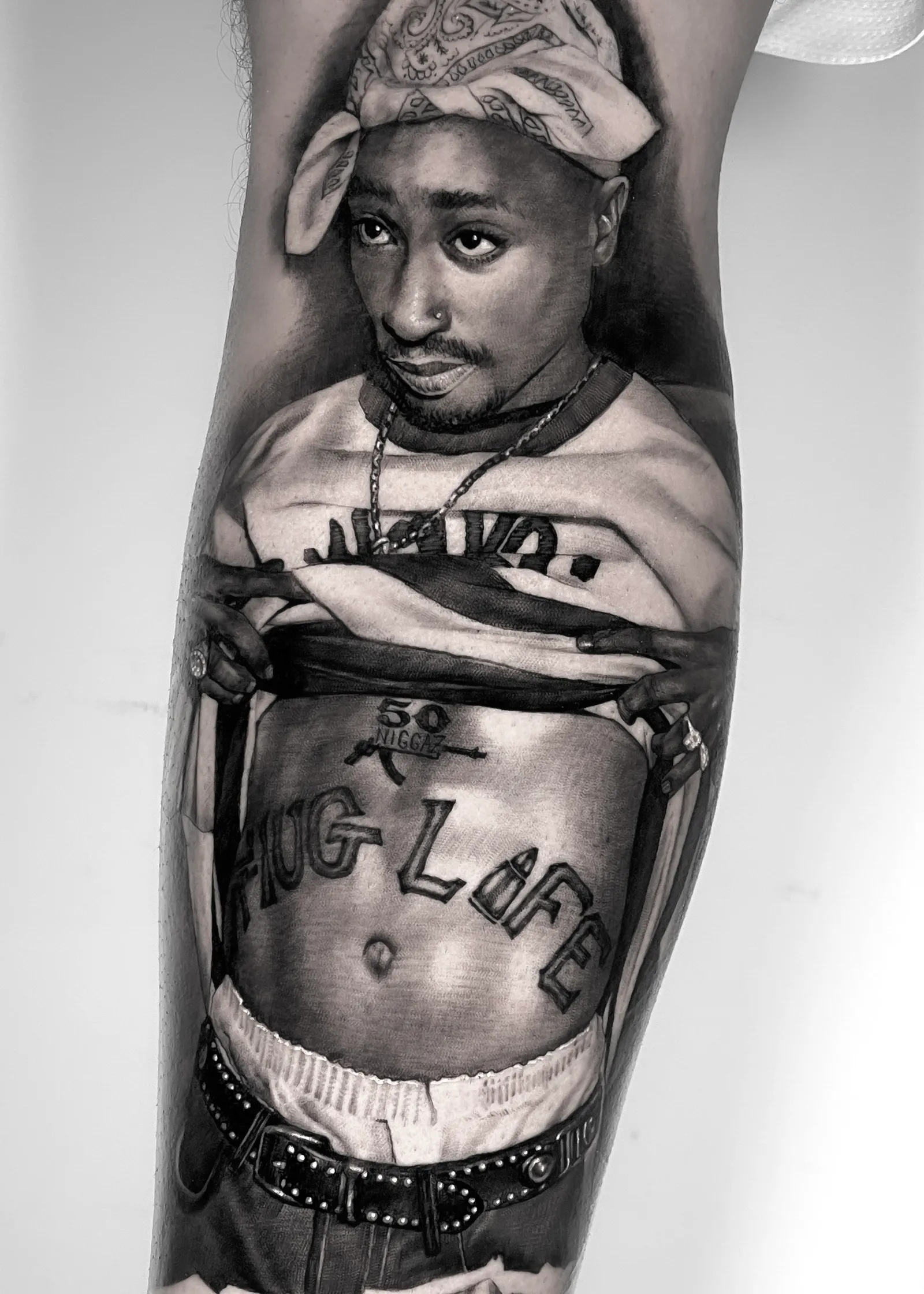 2Pac / Tupac Shakur Porträt – Black & Grey Realismus Tattoo am Bauch von A-Dem | Tattoo-Highlights Hamburg