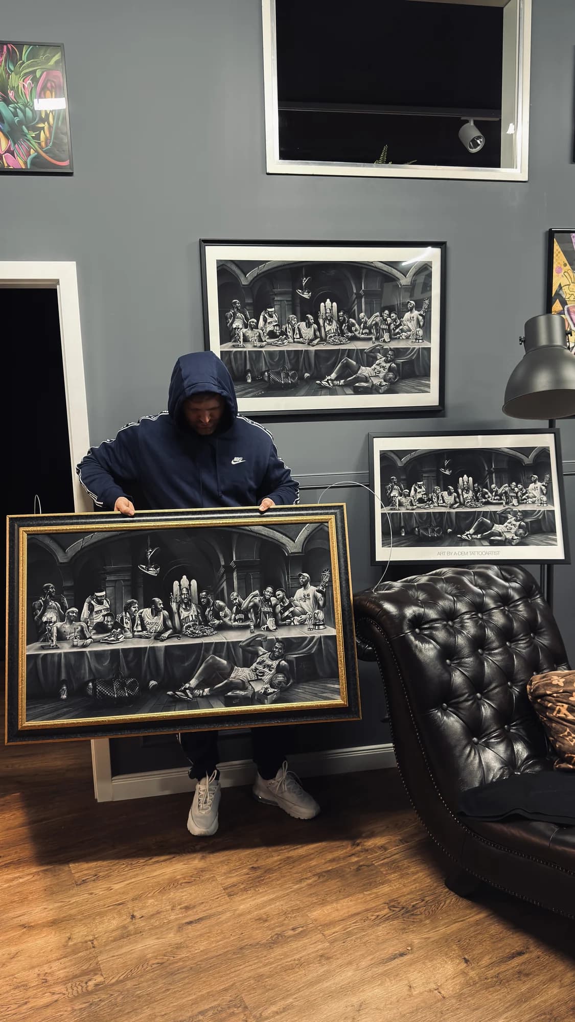Der Fine-Art-Print gerahmt an einer Wand, zeigt die Größe