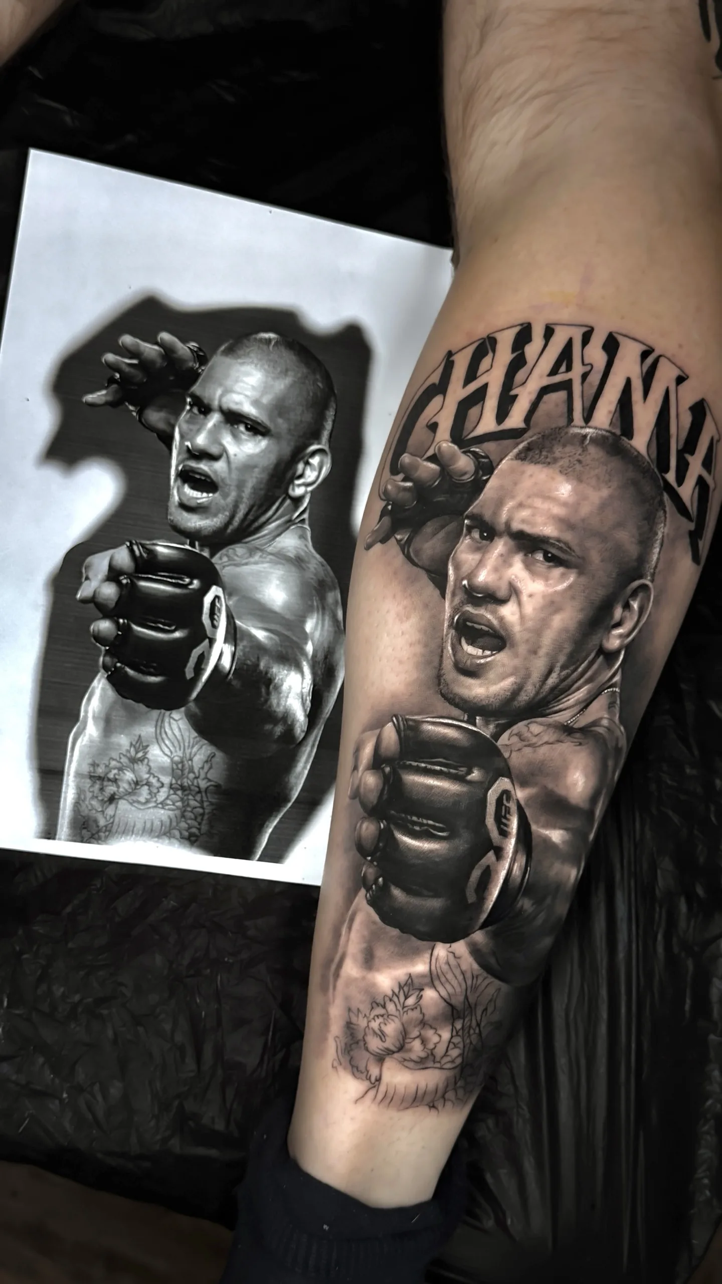 Alex Pereira (UFC) mit „Chama“-Schriftzug – Black & Grey Realismus Tattoo an der Wade | Tattoo-Highlights Hamburg