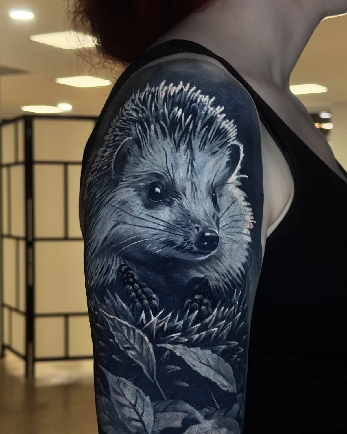 Nachher: Igel im Laub, dunkler Realismus über dem alten Sleeve am Oberarm | Cover-up bei Tattoo-Highlights Hamburg