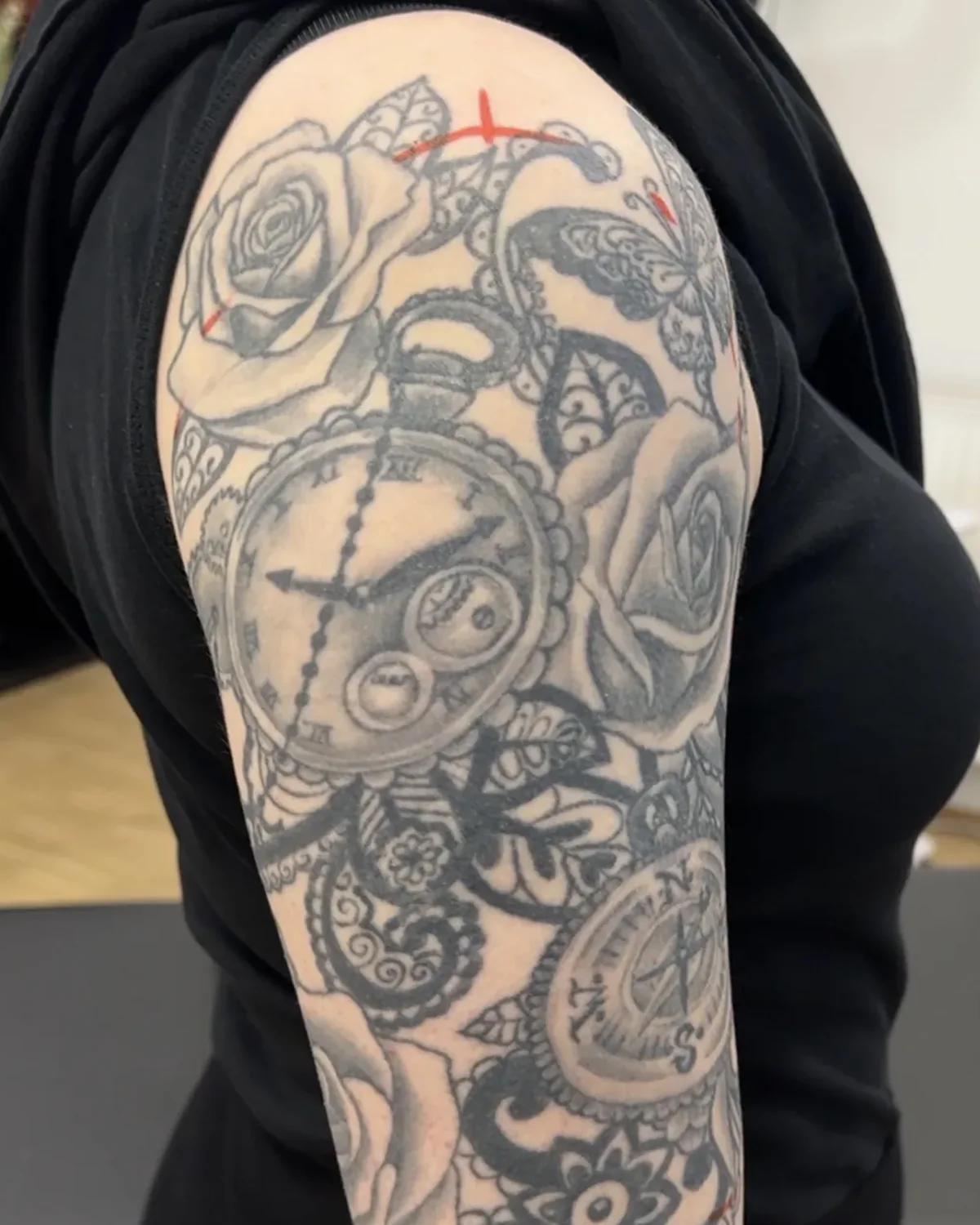 Vorher: Oberarm-Sleeve aus Rosen, Taschenuhr und Mandala-Motiven | Cover-up bei Tattoo-Highlights Hamburg