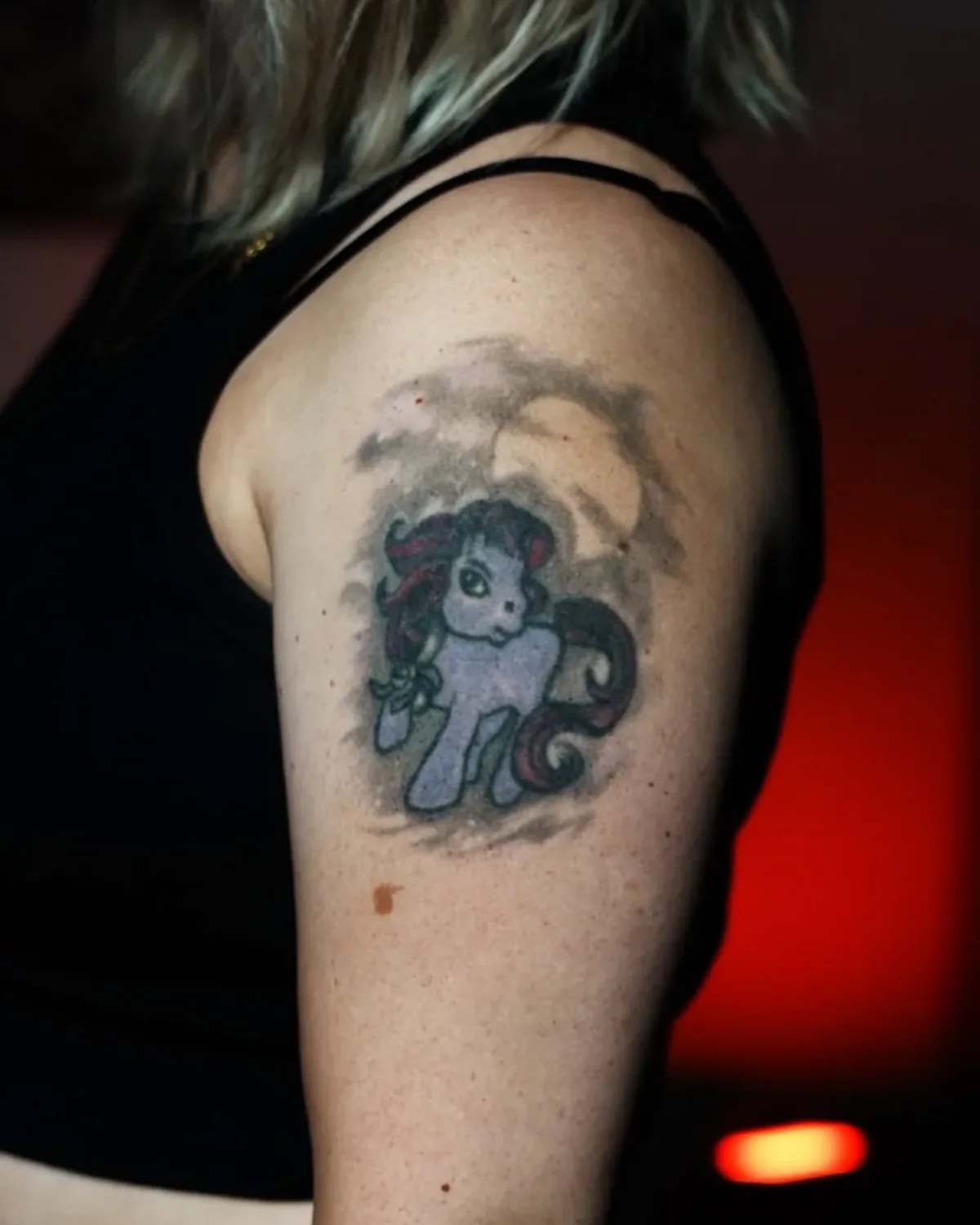 Vorher: kleines buntes Pony-Tattoo am Oberarm mit Laser-Aufhellung | Cover-up bei Tattoo-Highlights Hamburg