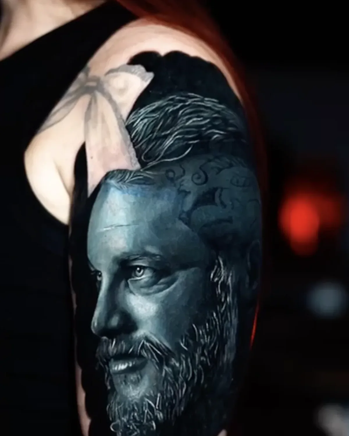 Nachher: Ragnar-Porträt (Wikinger) in Black & Grey Realismus über dem alten Oberarm-Motiv | Cover-up bei Tattoo-Highlights Hamburg