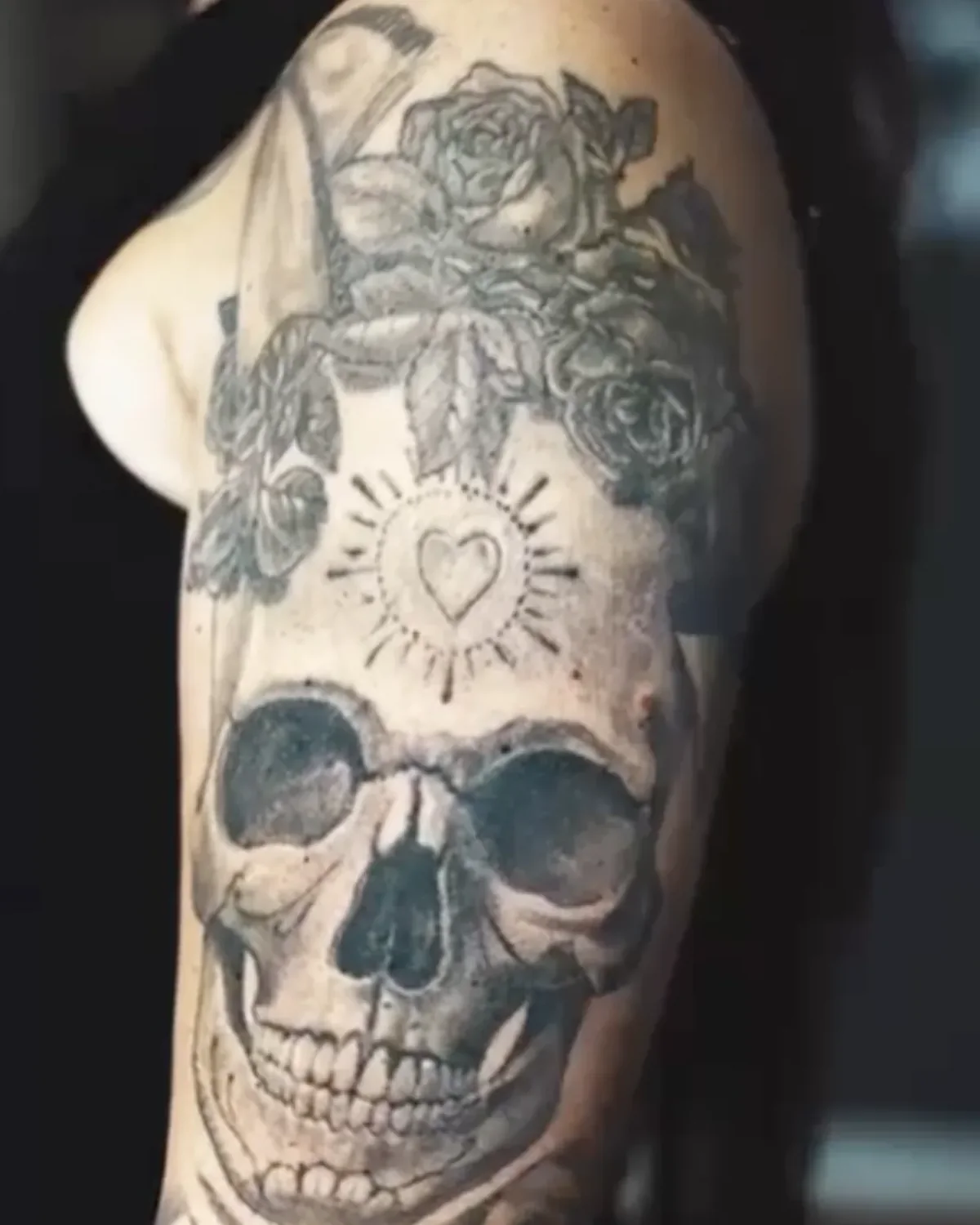 Vorher: älteres Totenkopf-und-Rosen-Tattoo am Oberarm | Cover-up bei Tattoo-Highlights Hamburg