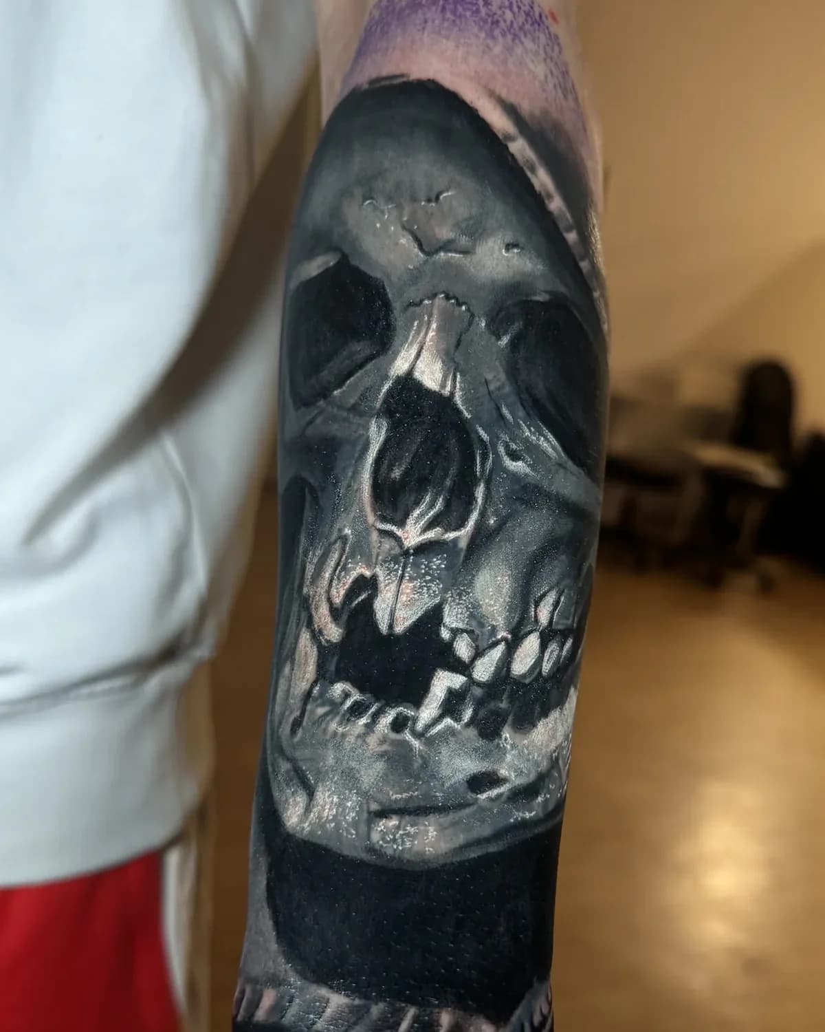 Nachher: Totenkopf in Black & Grey Realismus, deckt das alte Unterarm-Tattoo komplett ab | Cover-up bei Tattoo-Highlights Hamburg